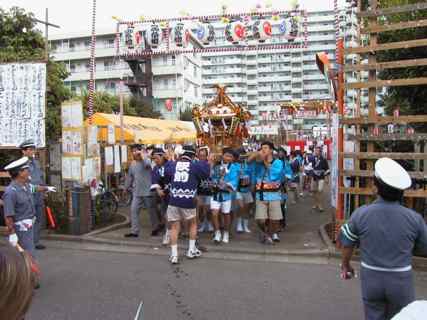 The larger Mikoshi through the gates of the Matsuri grounds. O Mikoshi leaves the grounds